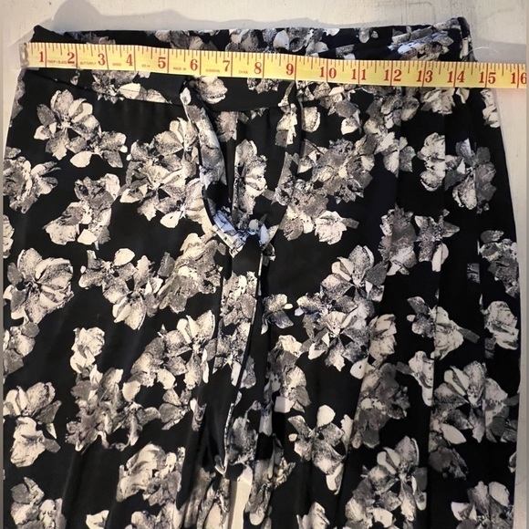 Ellen Tracy flare pants black w/ white flowers wrinkle resistant tie waist S - Picture 6 of 11